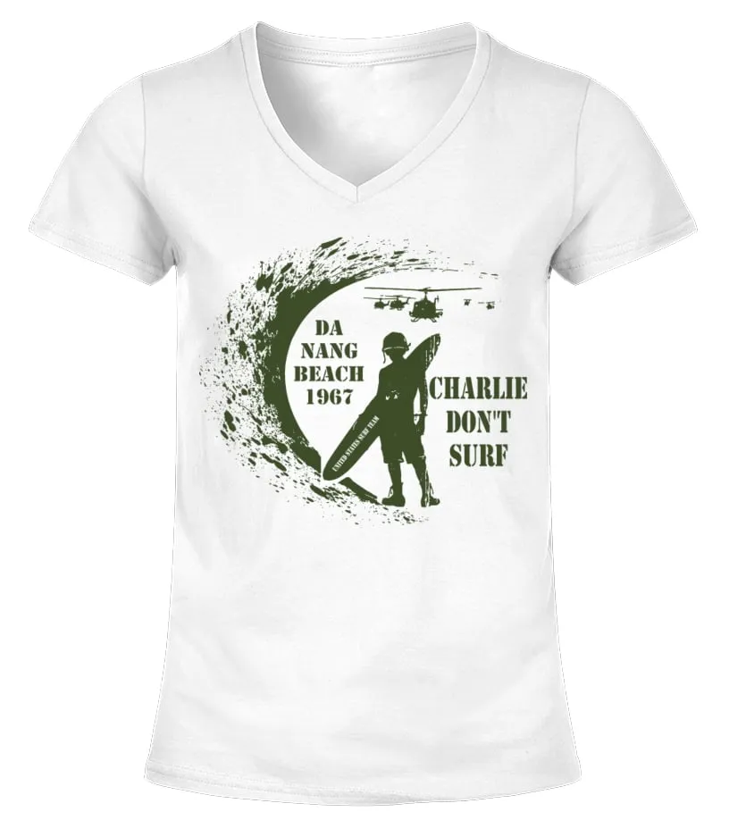 014 Da Nang Beach 1967 Charlie Don't Surf Camiseta cuello pico Mujer