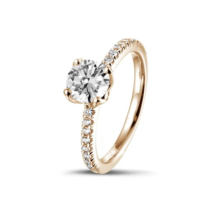 0.70 quilates anillo solitario en oro rojo con diamantes en los lados 