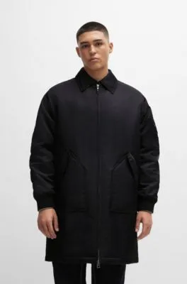 Abrigo impermeable con bolsillo con la marca en la manga