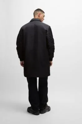 Abrigo impermeable con bolsillo con la marca en la manga