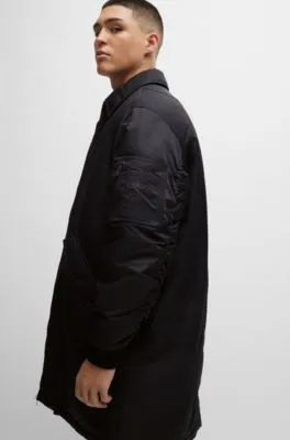 Abrigo impermeable con bolsillo con la marca en la manga