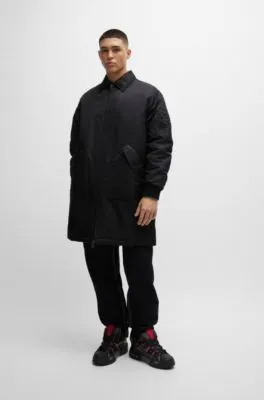 Abrigo impermeable con bolsillo con la marca en la manga