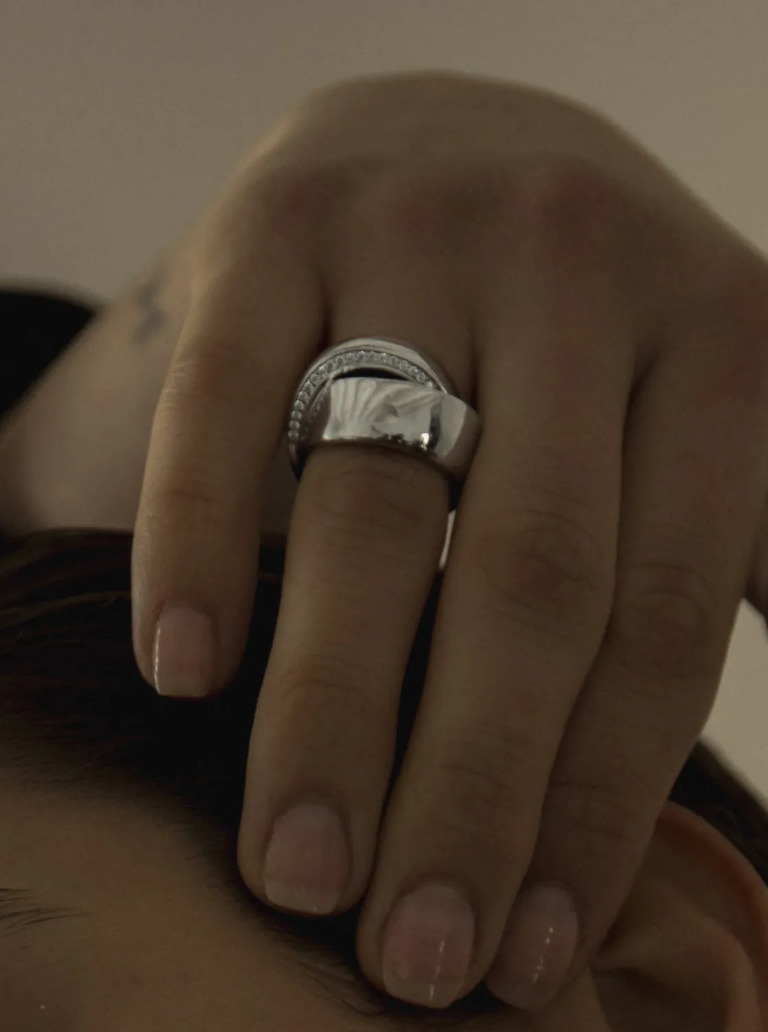 Anillo Plata con Circonitas Curvilíneo entrelazados