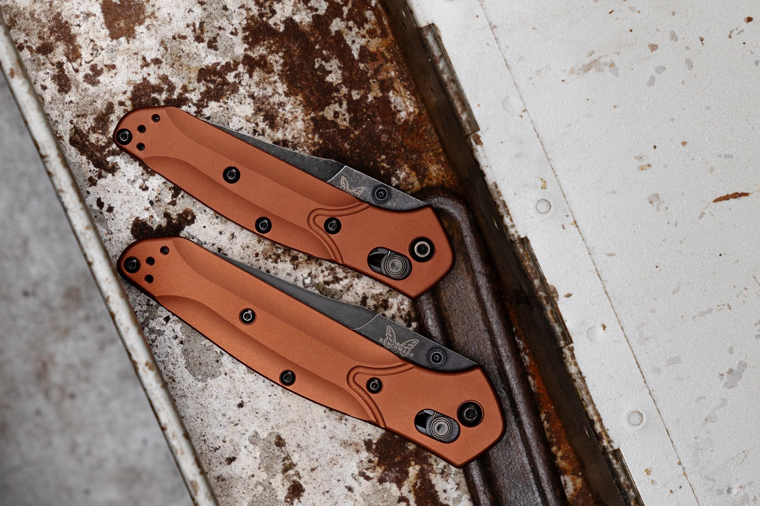 BENCHMADE 945BK03 MINI OSBORNE, DLC BATTLEWASH CPM MAGNACUT, BURNT COPPER ALUMINUM NAVAJA, DISEñO WARREN OSBORNE