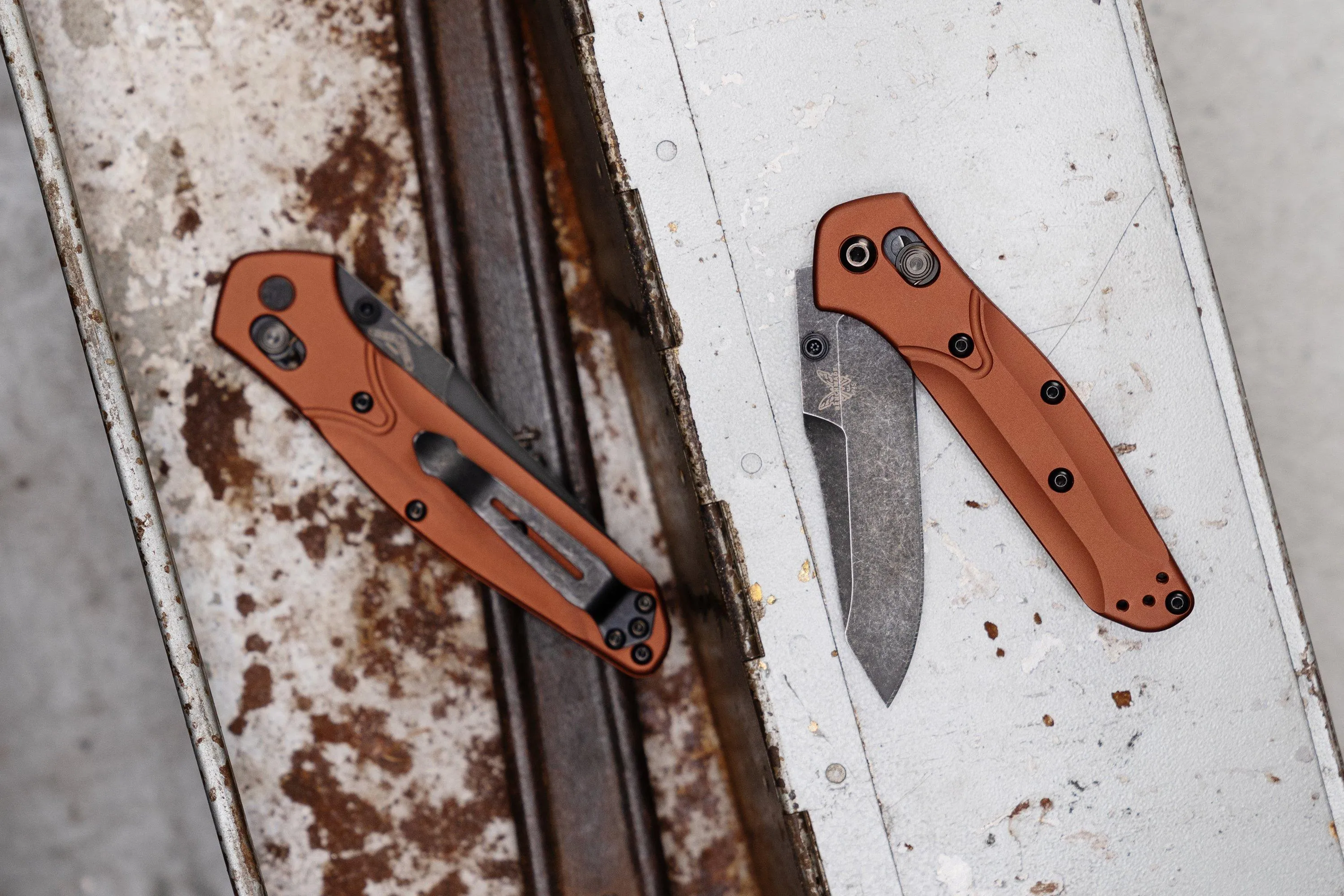 BENCHMADE 945BK03 MINI OSBORNE, DLC BATTLEWASH CPM MAGNACUT, BURNT COPPER ALUMINUM NAVAJA, DISEñO WARREN OSBORNE