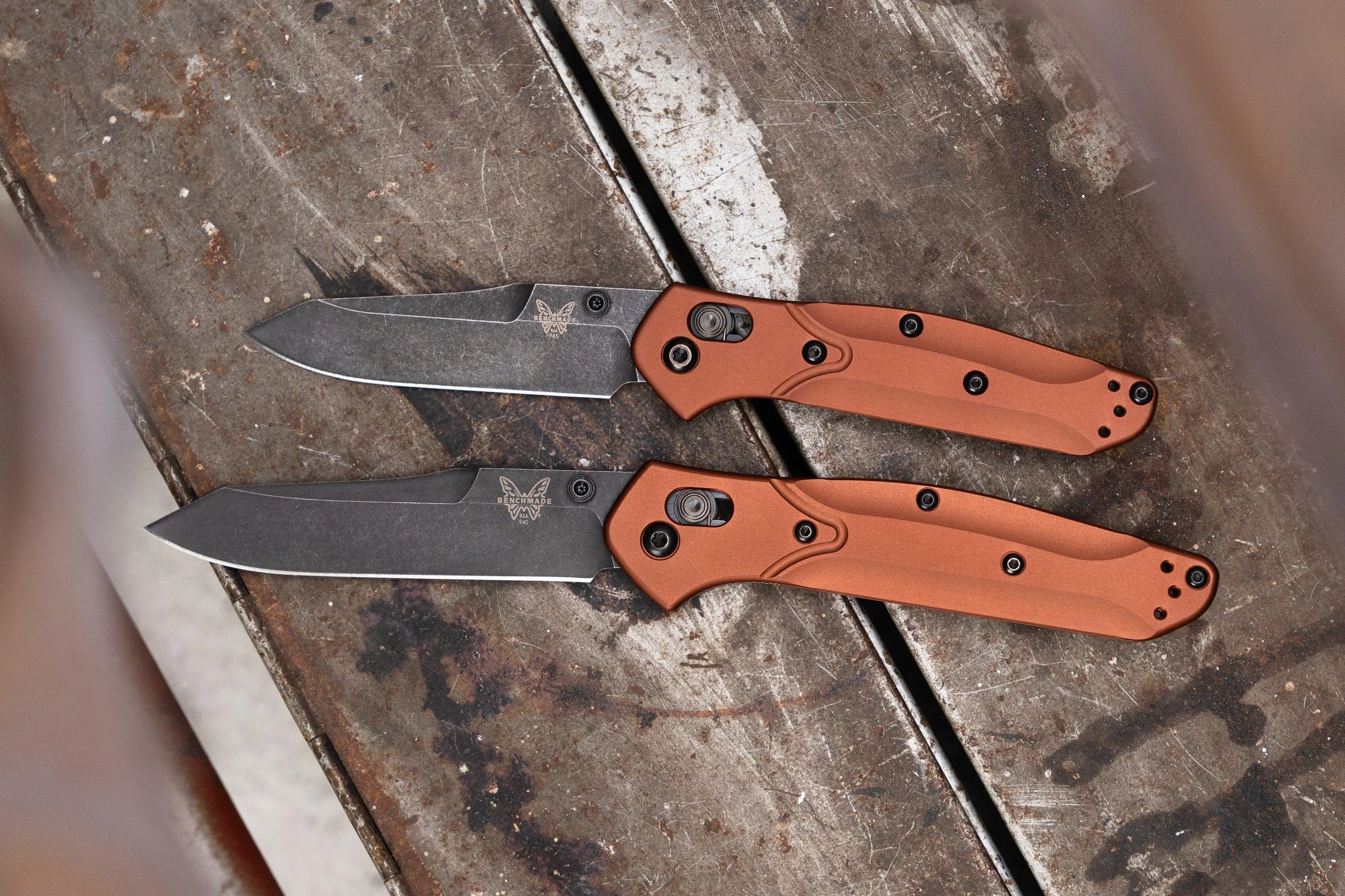 BENCHMADE 945BK03 MINI OSBORNE, DLC BATTLEWASH CPM MAGNACUT, BURNT COPPER ALUMINUM NAVAJA, DISEñO WARREN OSBORNE