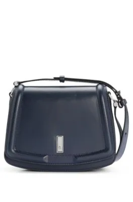 Bolso de piel con solapa, herrajes de la marca y monograma