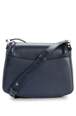 Bolso de piel con solapa, herrajes de la marca y monograma