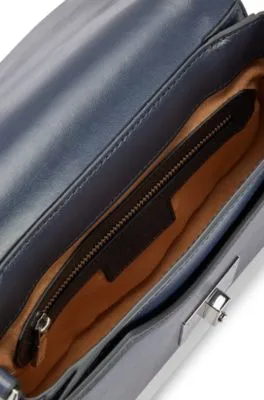 Bolso de piel con solapa, herrajes de la marca y monograma