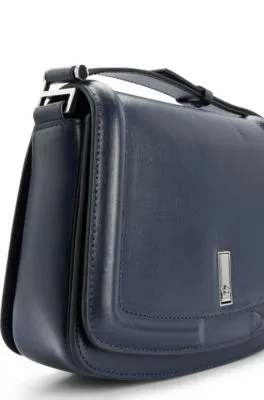 Bolso de piel con solapa, herrajes de la marca y monograma