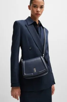 Bolso de piel con solapa, herrajes de la marca y monograma