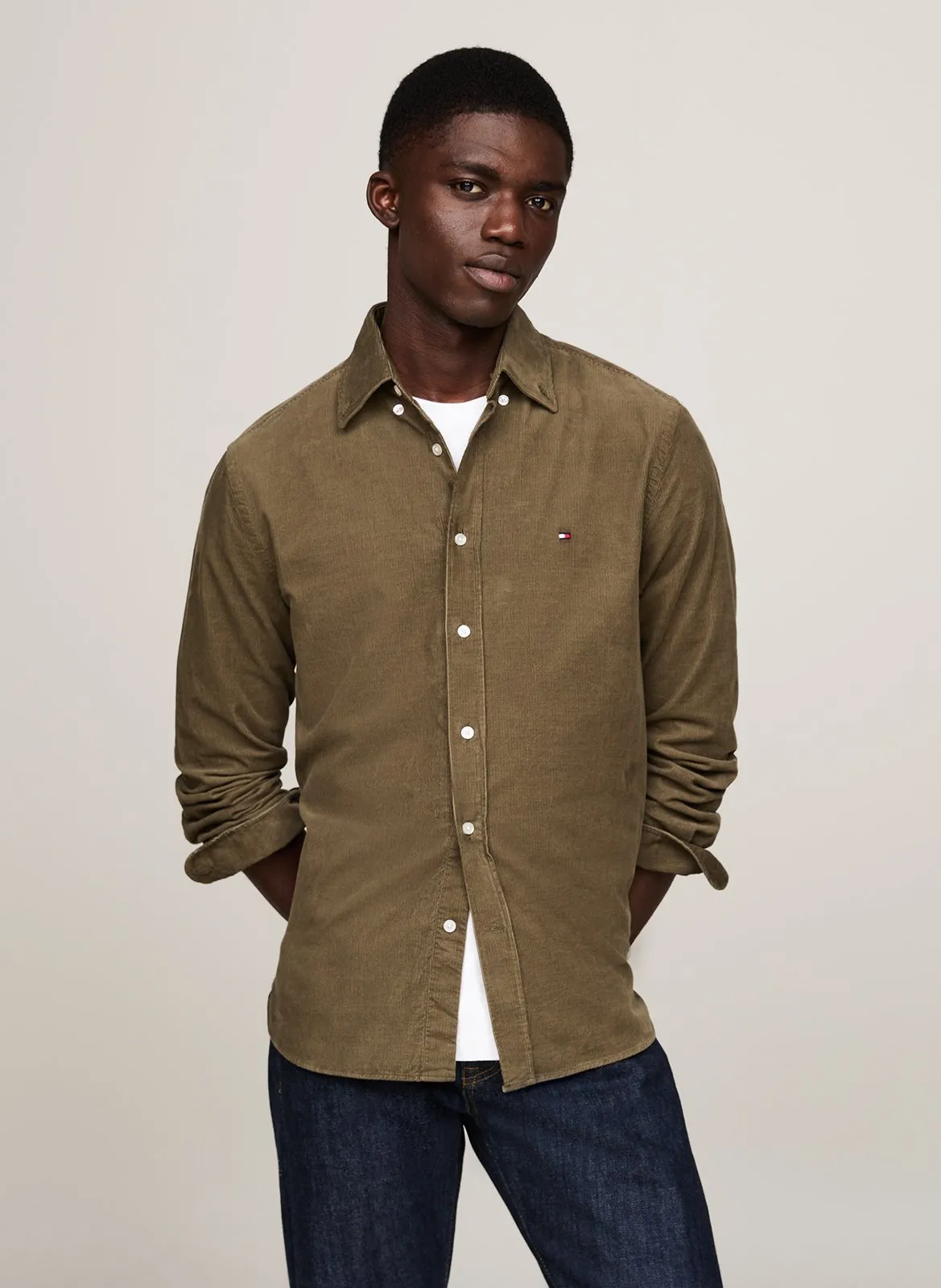 Camisa con cuello clásico en caqui