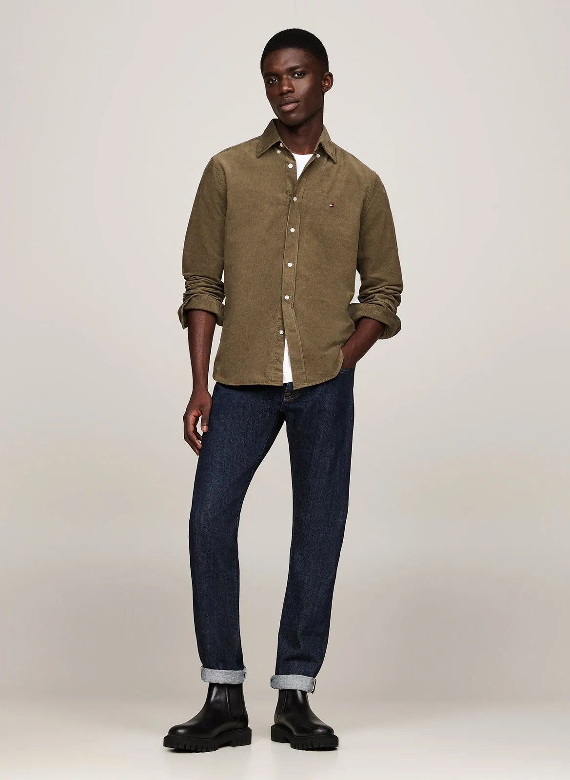 Camisa con cuello clásico en caqui