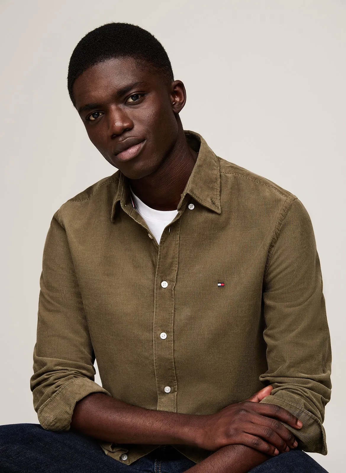 Camisa con cuello clásico en caqui