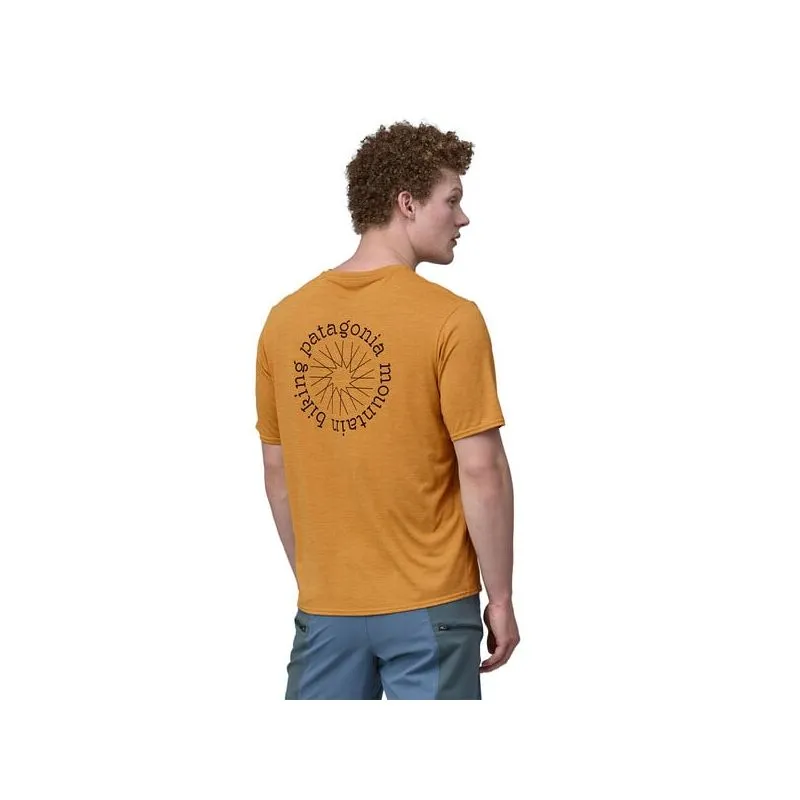 CAMISETA PATAGONIA GORRA COOL DAILY GRAPHIC LANDS (SPOKE STENCIL : PUFFERFISH GOLD XDYE) HOMBRE