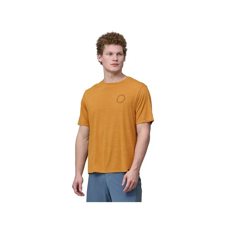 CAMISETA PATAGONIA GORRA COOL DAILY GRAPHIC LANDS (SPOKE STENCIL : PUFFERFISH GOLD XDYE) HOMBRE