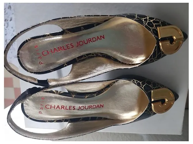 Charles Jourdan Tacones Negro Gold hardware 