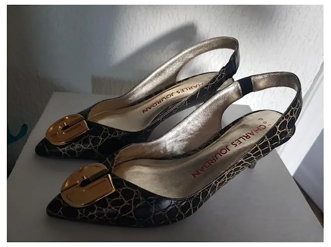 Charles Jourdan Tacones Negro Gold hardware 