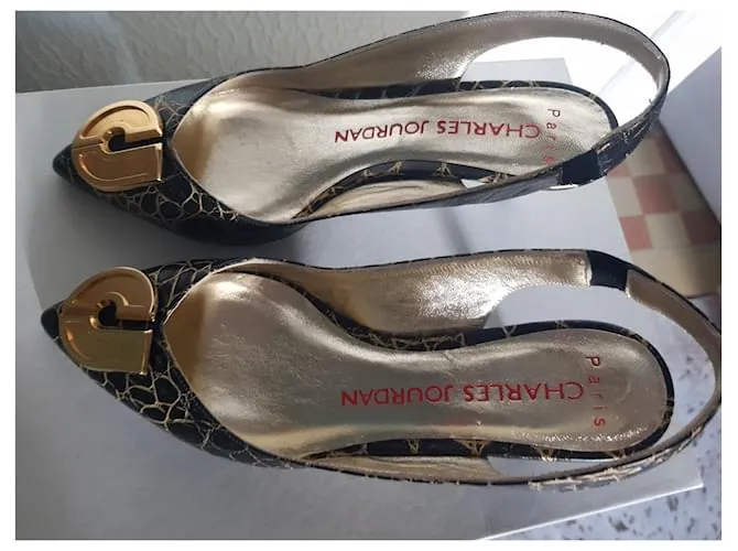 Charles Jourdan Tacones Negro Gold hardware 