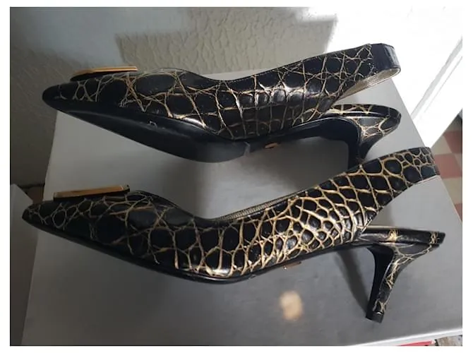 Charles Jourdan Tacones Negro Gold hardware 