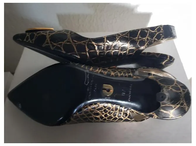 Charles Jourdan Tacones Negro Gold hardware 