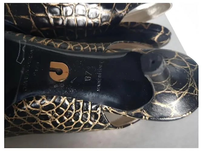 Charles Jourdan Tacones Negro Gold hardware 