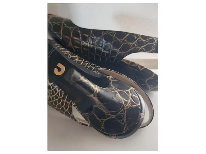 Charles Jourdan Tacones Negro Gold hardware 