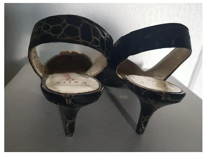 Charles Jourdan Tacones Negro Gold hardware 