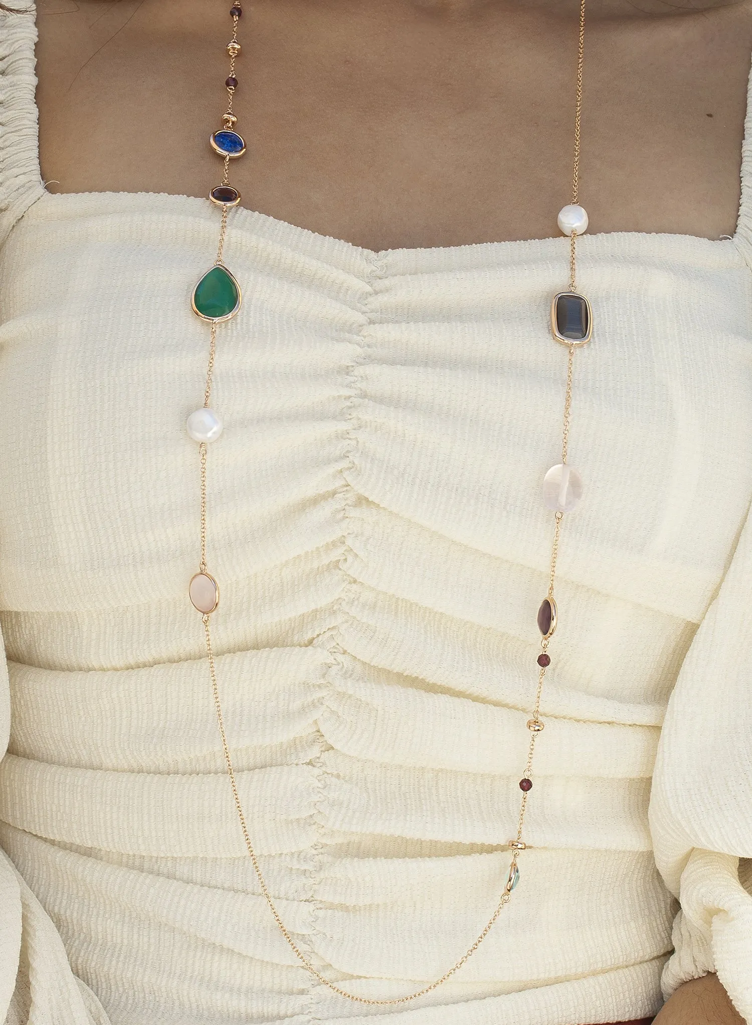 Collares largos con piedras de colores geométricas
