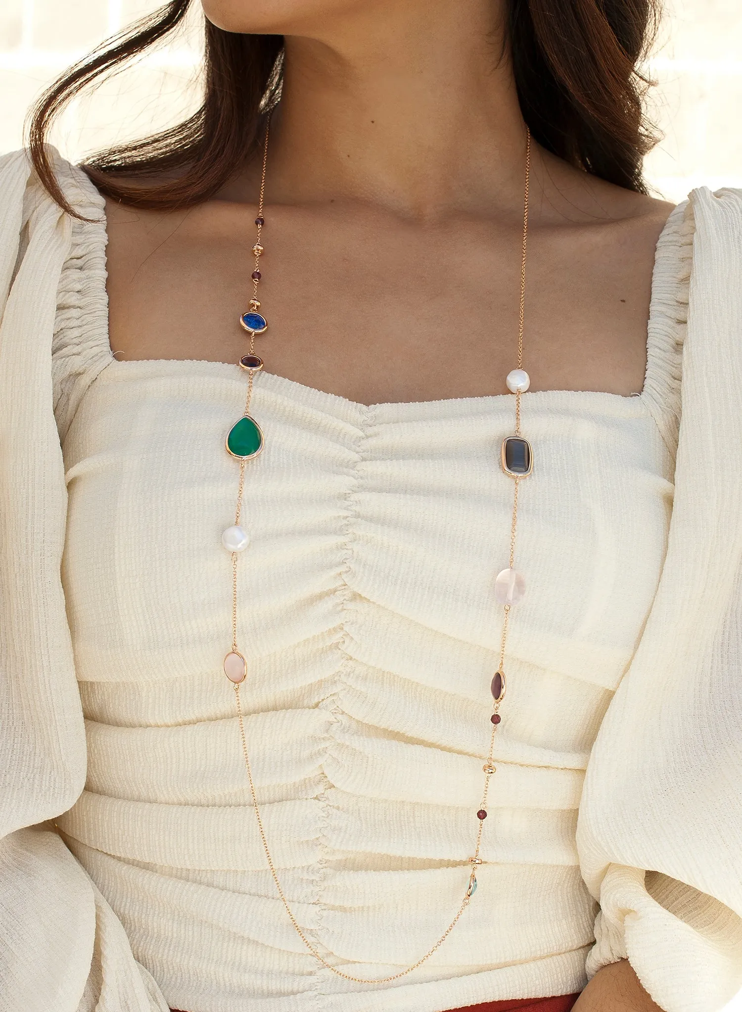 Collares largos con piedras de colores geométricas