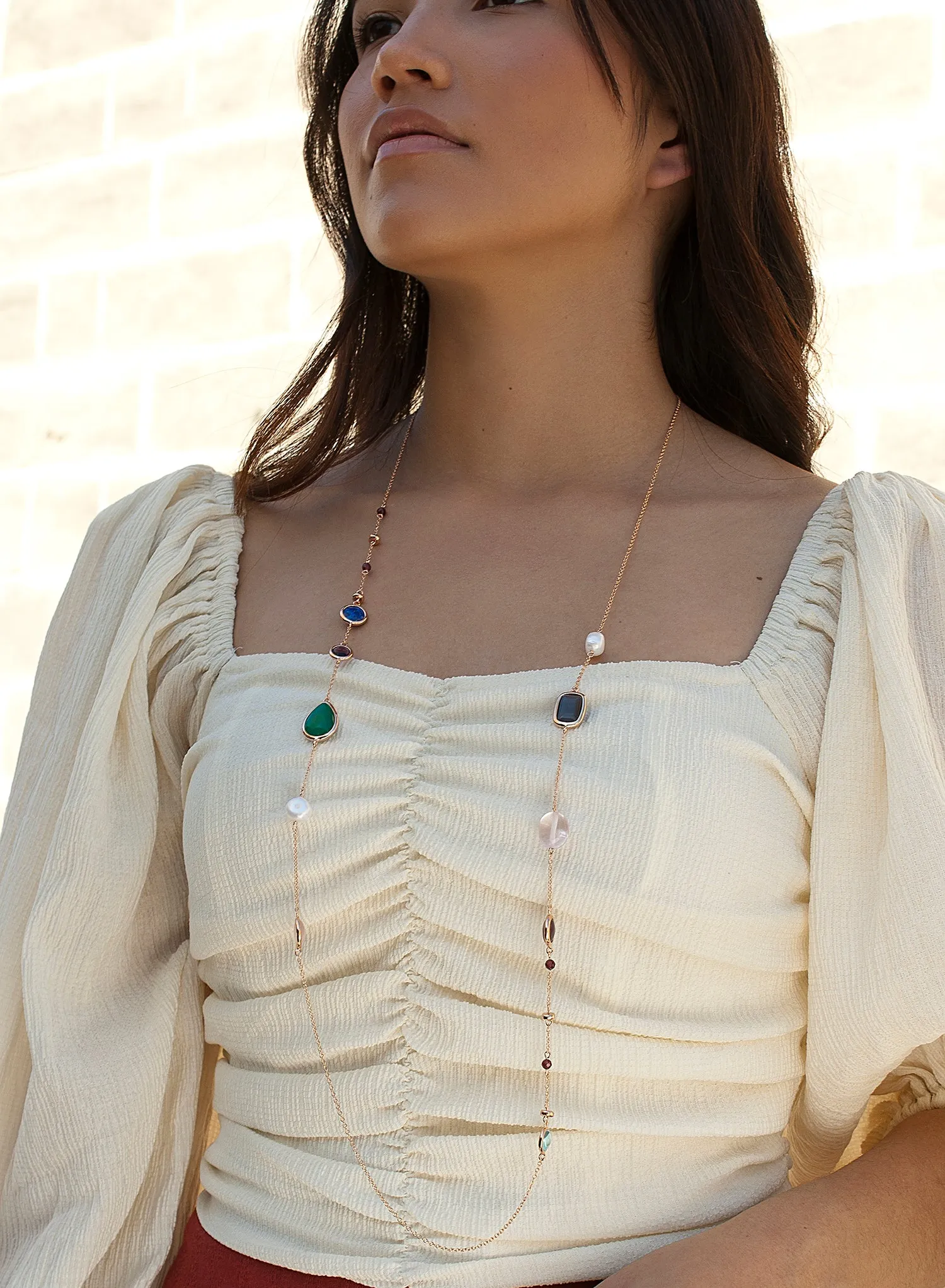 Collares largos con piedras de colores geométricas