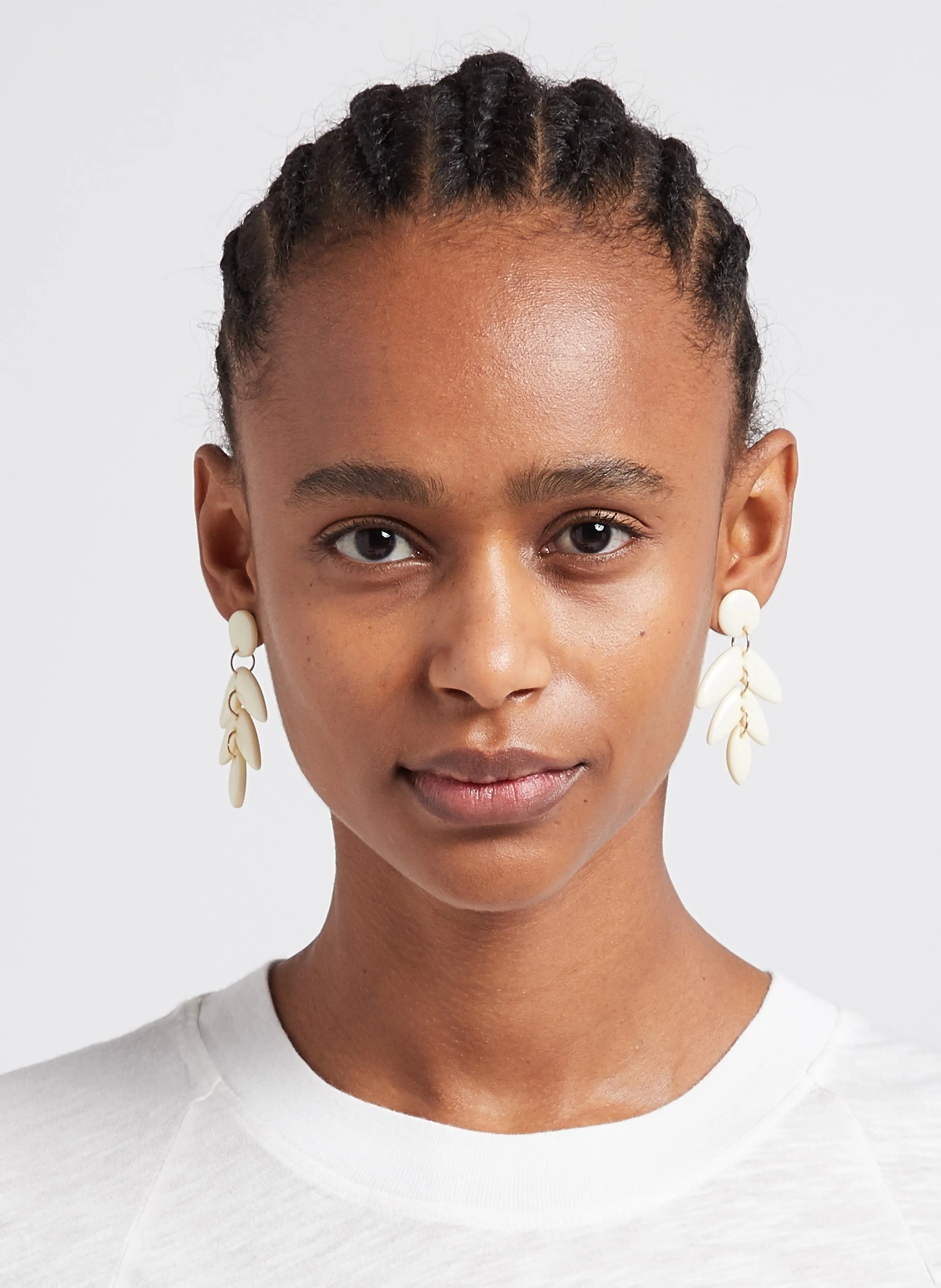 FEEKA FANETTE  PENDIENTES LARGOS CON FORMA DE HOJA EN BLANCO