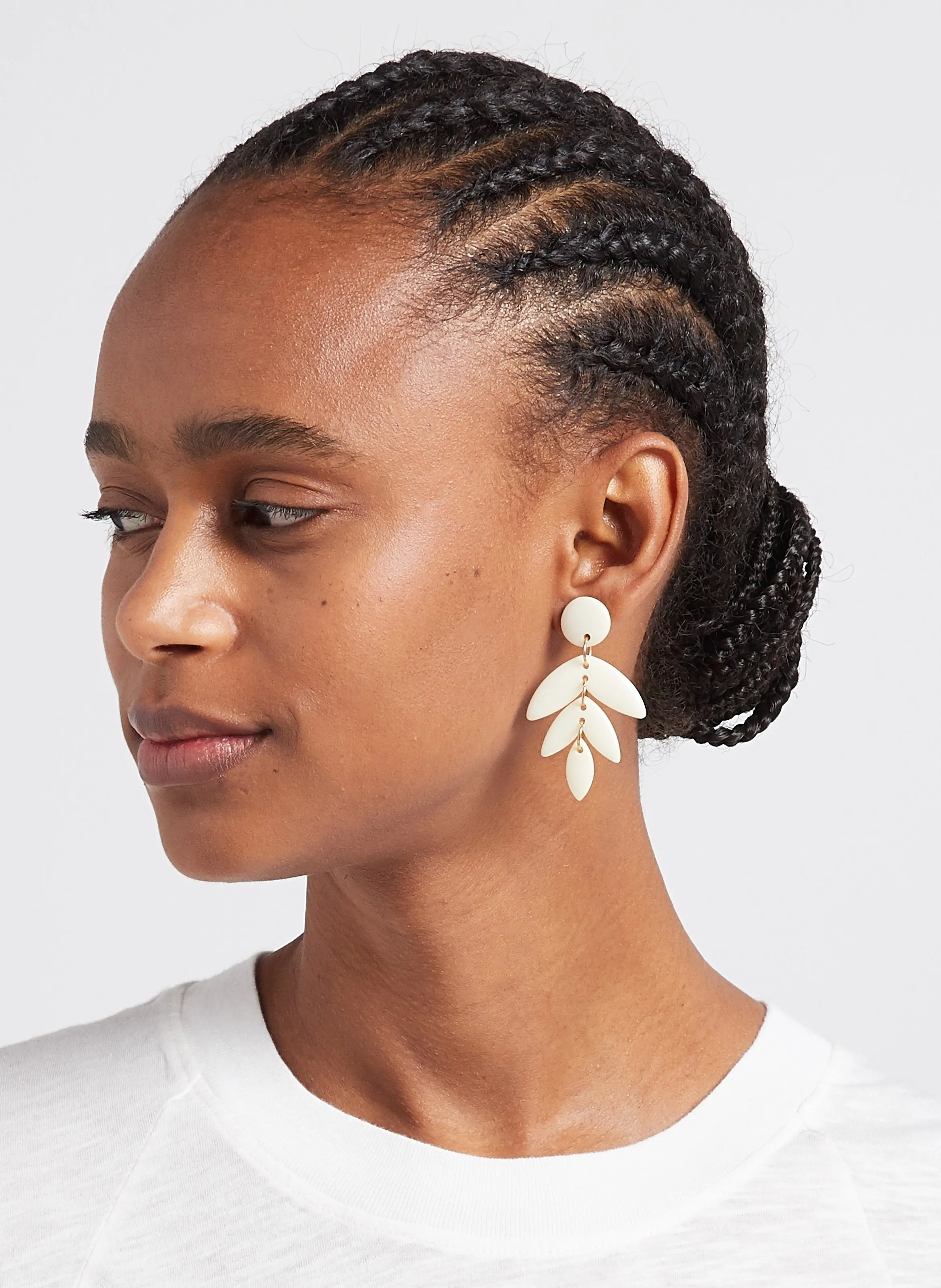 FEEKA FANETTE  PENDIENTES LARGOS CON FORMA DE HOJA EN BLANCO