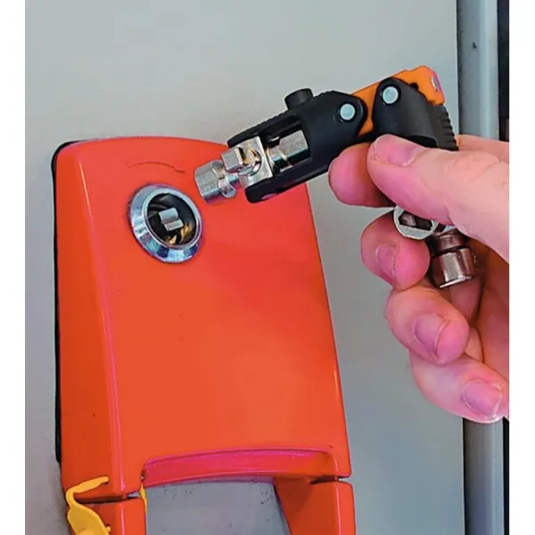 Llave articulada de cruz doble para cuadros de maniobra