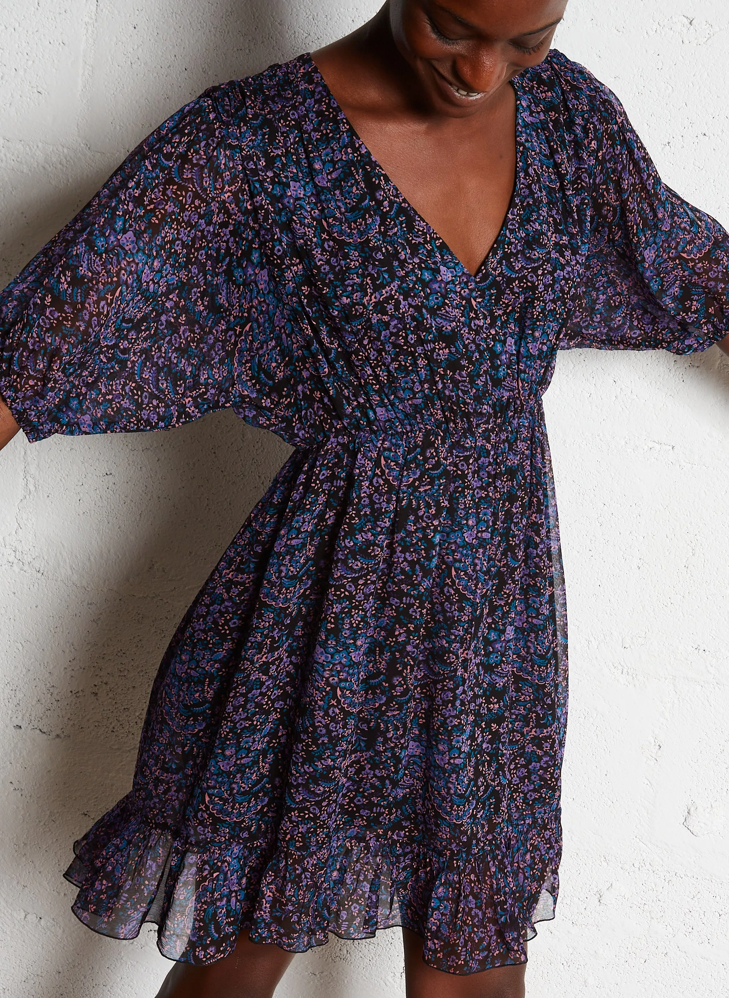 MAISON 123 MELODIE  VESTIDO MIDI ENTALLADO CON CUELLO DE PICO EN VIOLETA