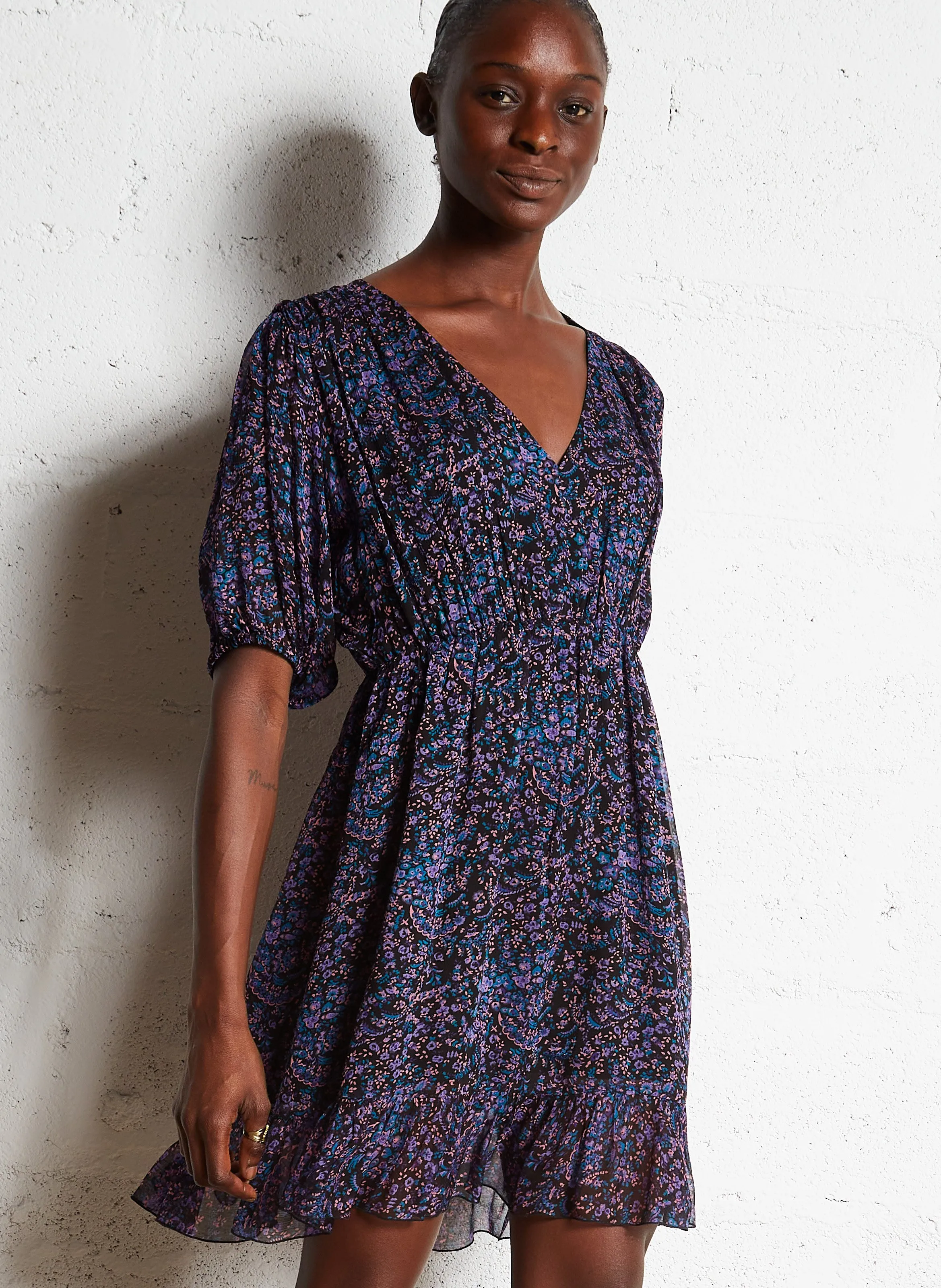 MAISON 123 MELODIE  VESTIDO MIDI ENTALLADO CON CUELLO DE PICO EN VIOLETA