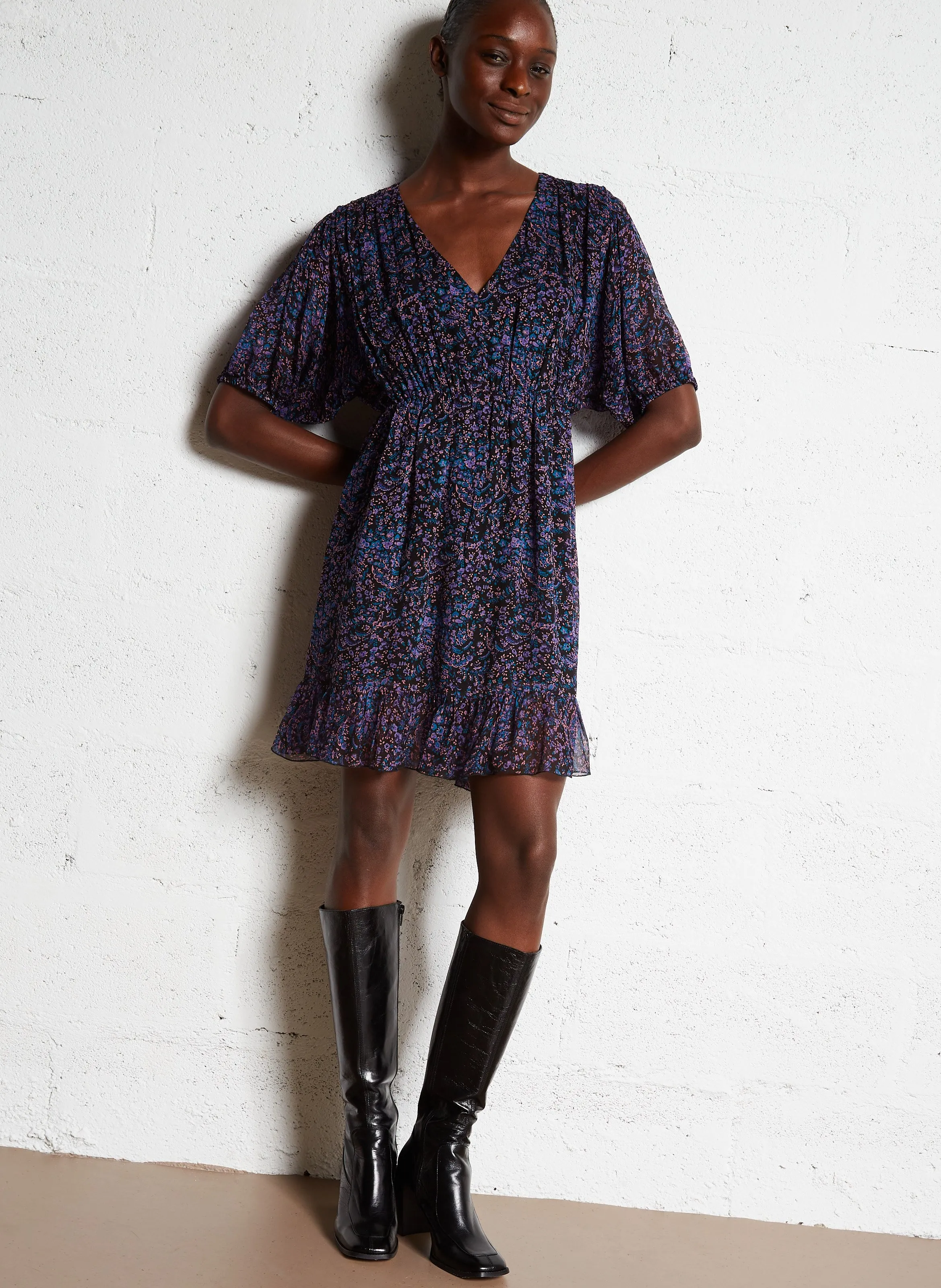 MAISON 123 MELODIE  VESTIDO MIDI ENTALLADO CON CUELLO DE PICO EN VIOLETA