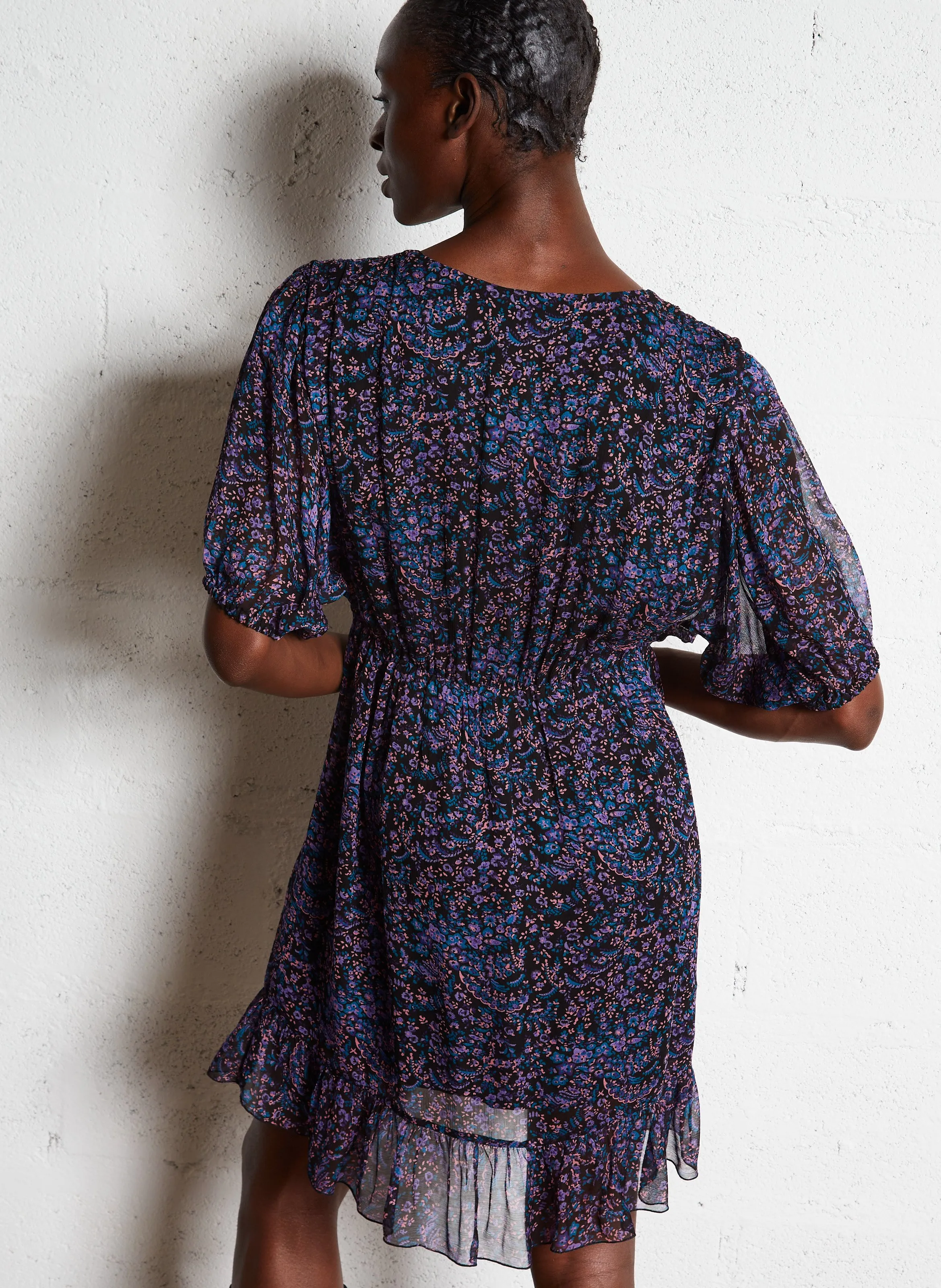 MAISON 123 MELODIE  VESTIDO MIDI ENTALLADO CON CUELLO DE PICO EN VIOLETA