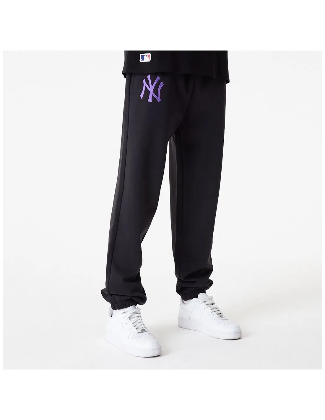 PANTALóN NEW ERA NEGRO LOGO LATERAL  ECOOL