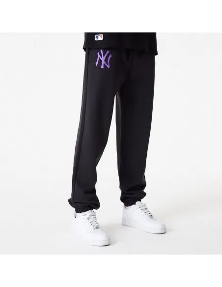 PANTALóN NEW ERA NEGRO LOGO LATERAL  ECOOL