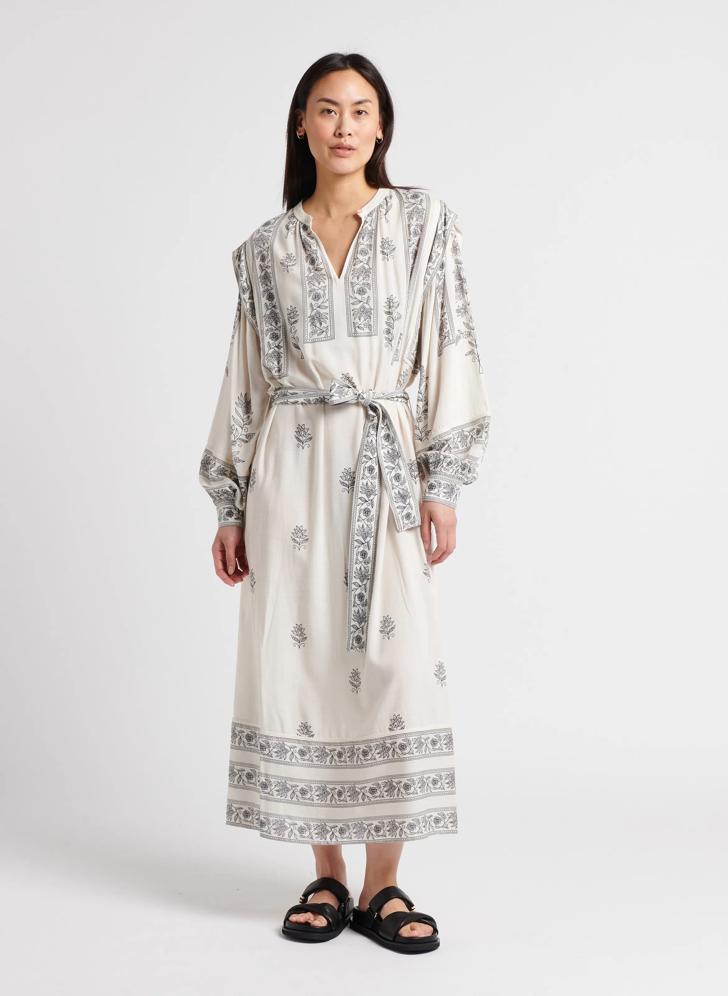 STELLA FOREST DORINA  VESTIDO LARGO CON CUELLO REDONDO EN BEIGE