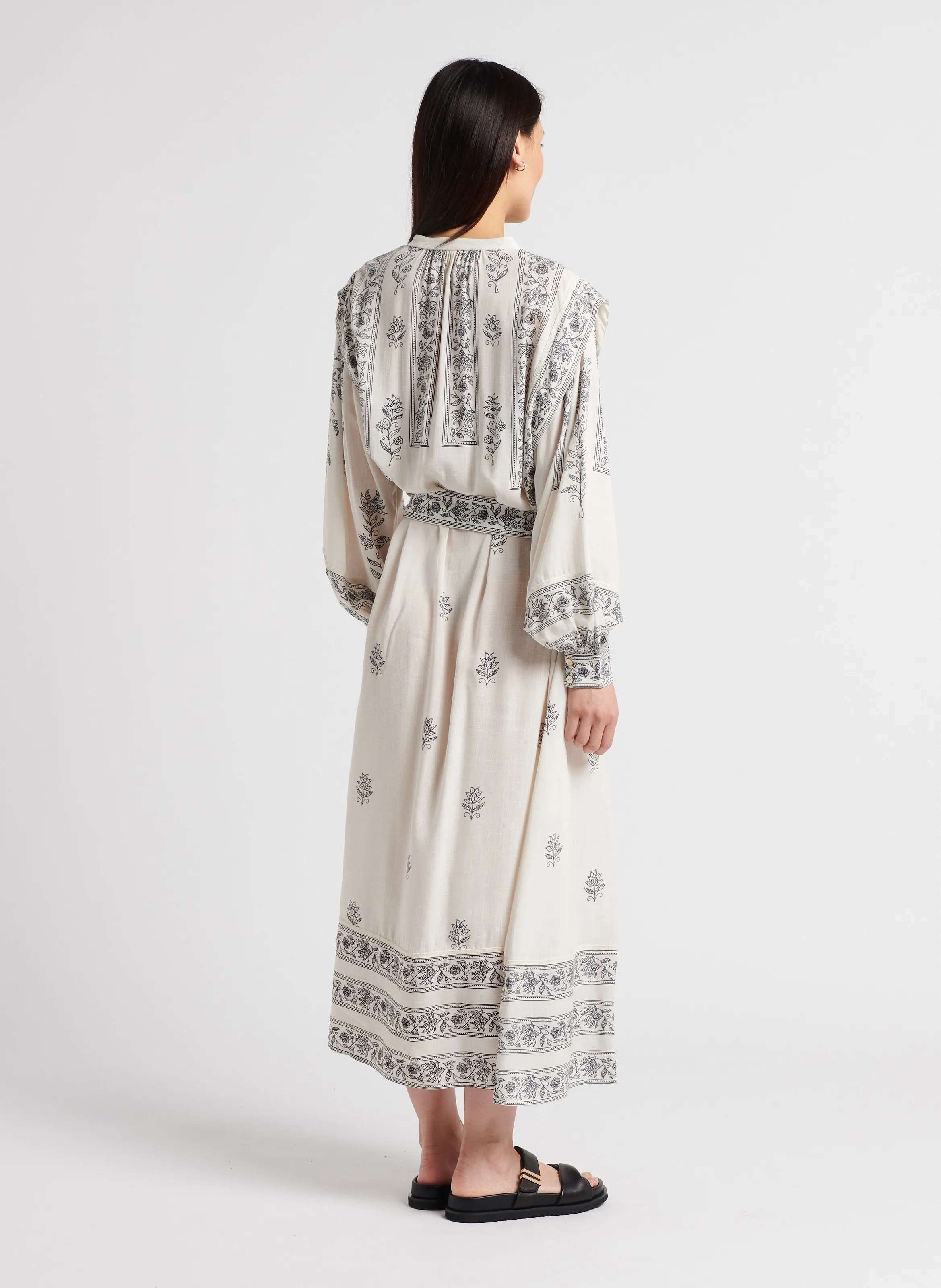STELLA FOREST DORINA  VESTIDO LARGO CON CUELLO REDONDO EN BEIGE