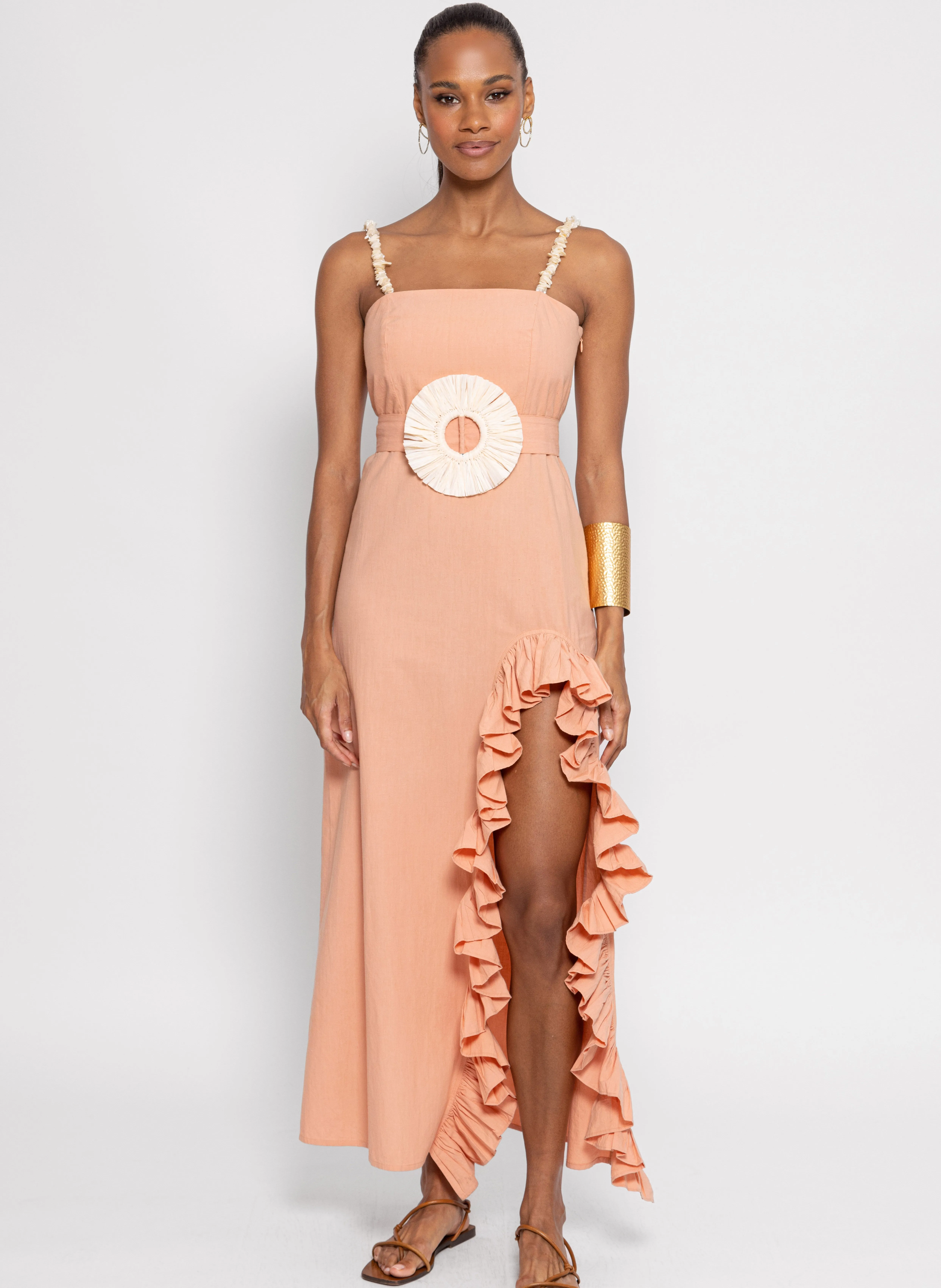 SUNDRESS FRANCINE  VESTIDO LARGO ENTALLADO CON VOLANTES Y CONCHAS EN BEIGE