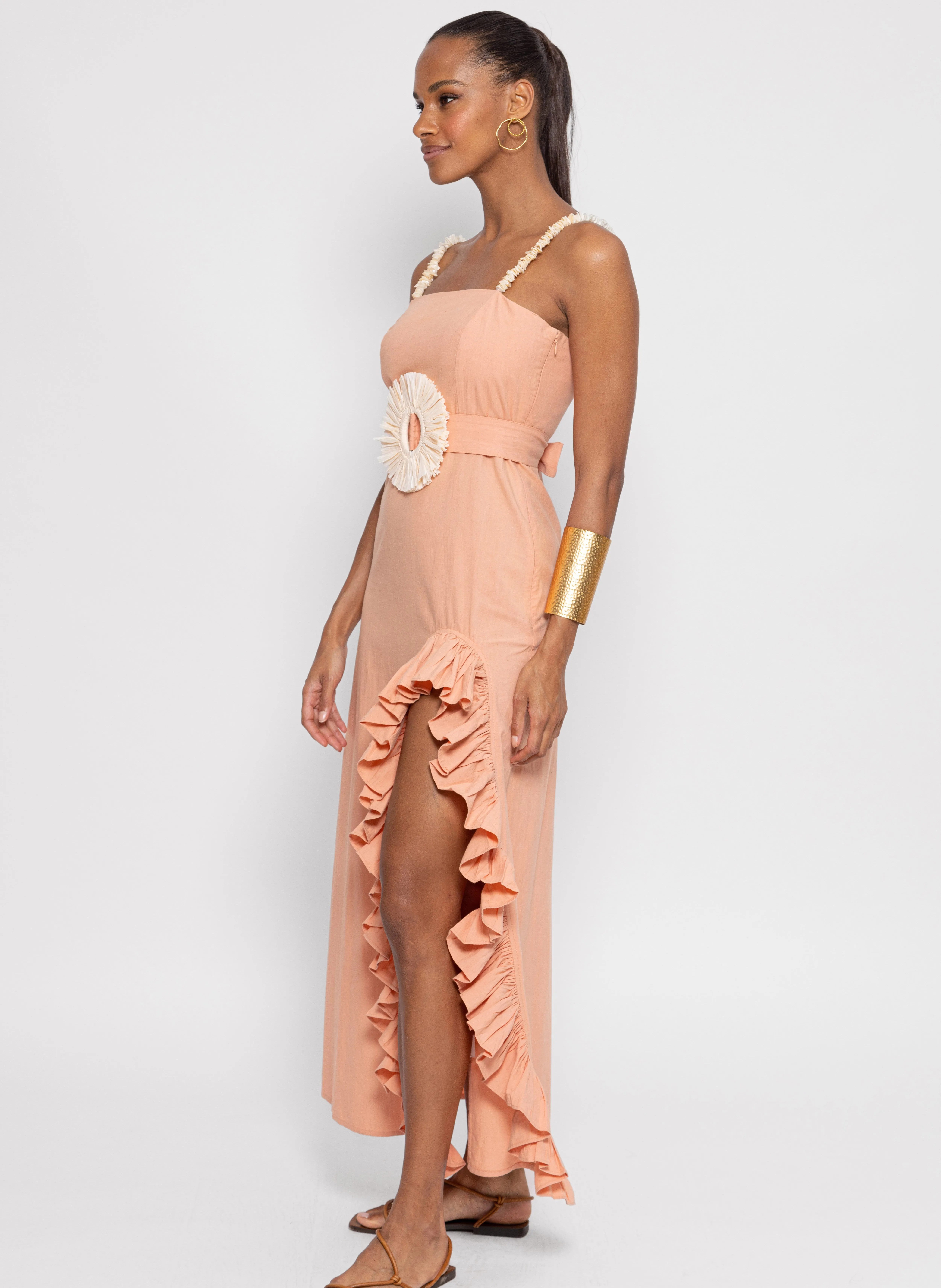 SUNDRESS FRANCINE  VESTIDO LARGO ENTALLADO CON VOLANTES Y CONCHAS EN BEIGE