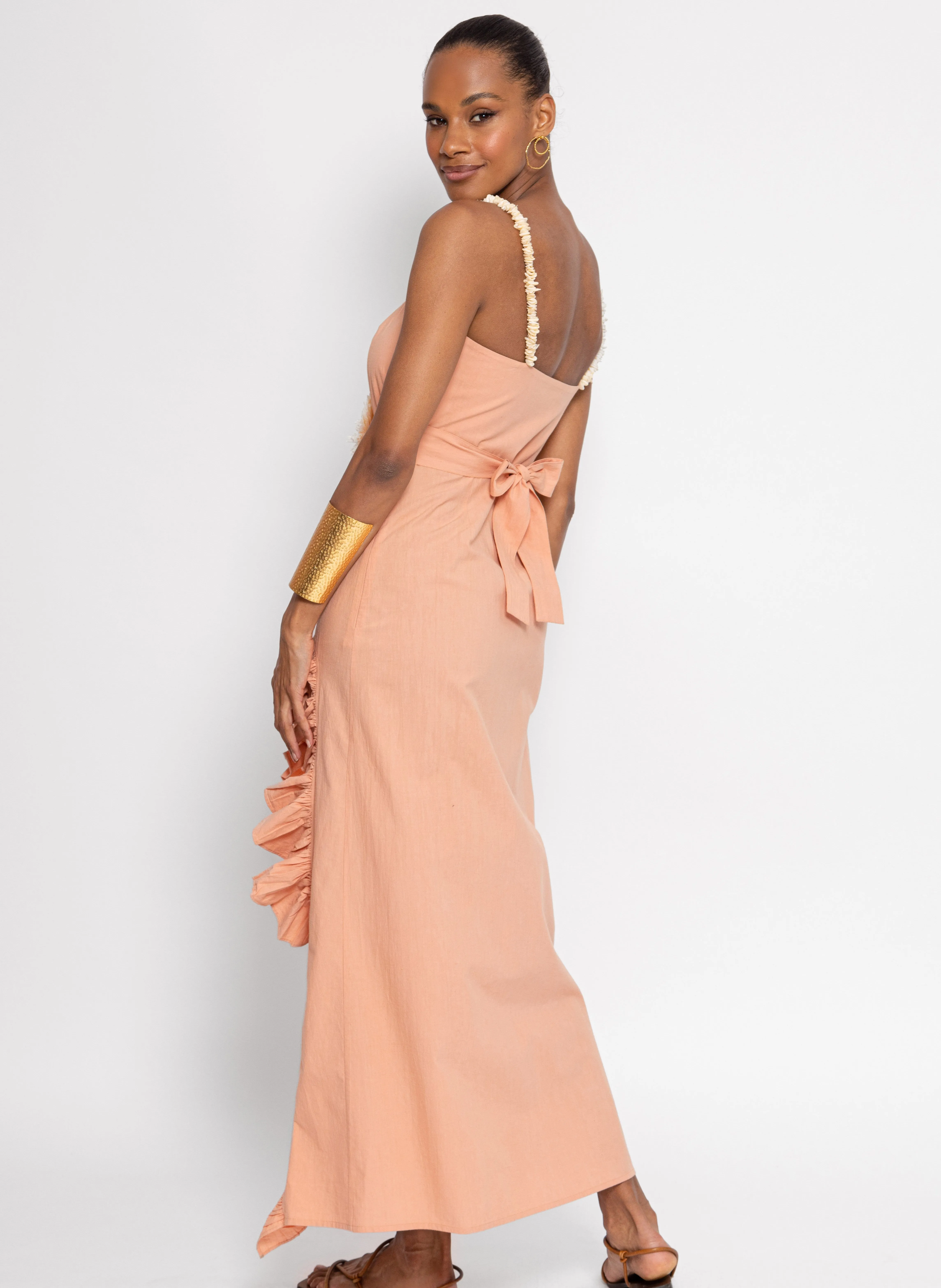 SUNDRESS FRANCINE  VESTIDO LARGO ENTALLADO CON VOLANTES Y CONCHAS EN BEIGE