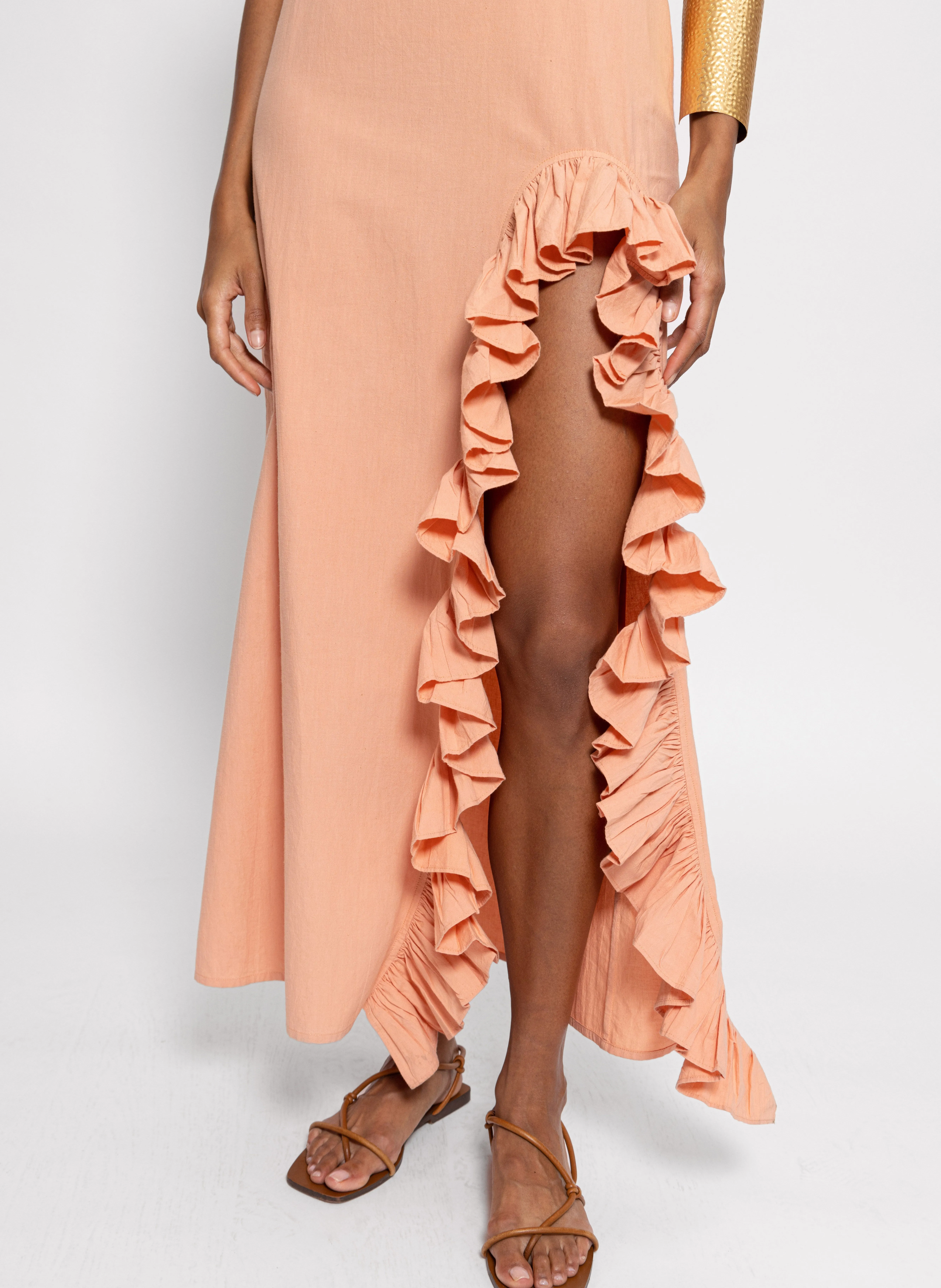 SUNDRESS FRANCINE  VESTIDO LARGO ENTALLADO CON VOLANTES Y CONCHAS EN BEIGE