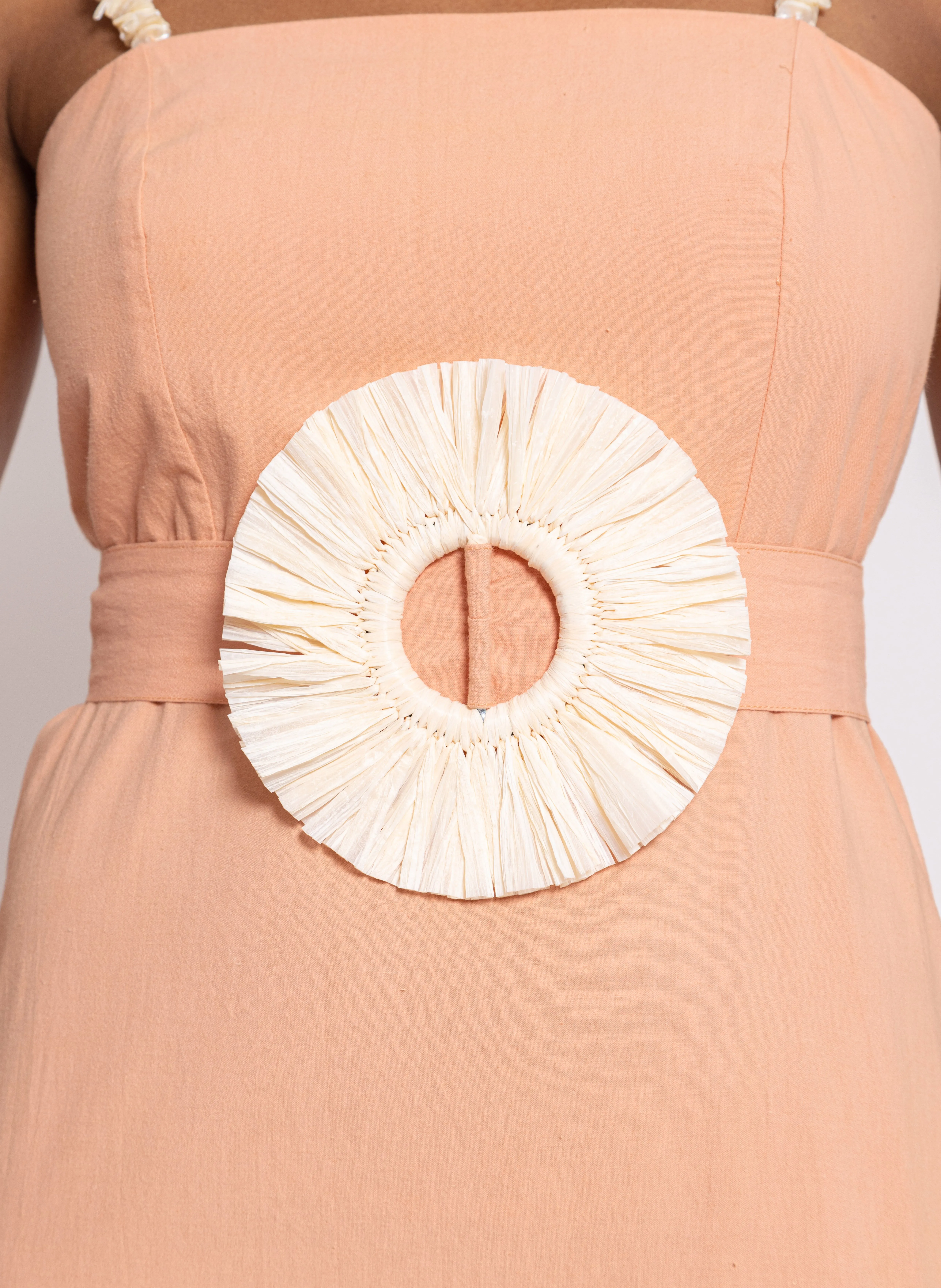 SUNDRESS FRANCINE  VESTIDO LARGO ENTALLADO CON VOLANTES Y CONCHAS EN BEIGE