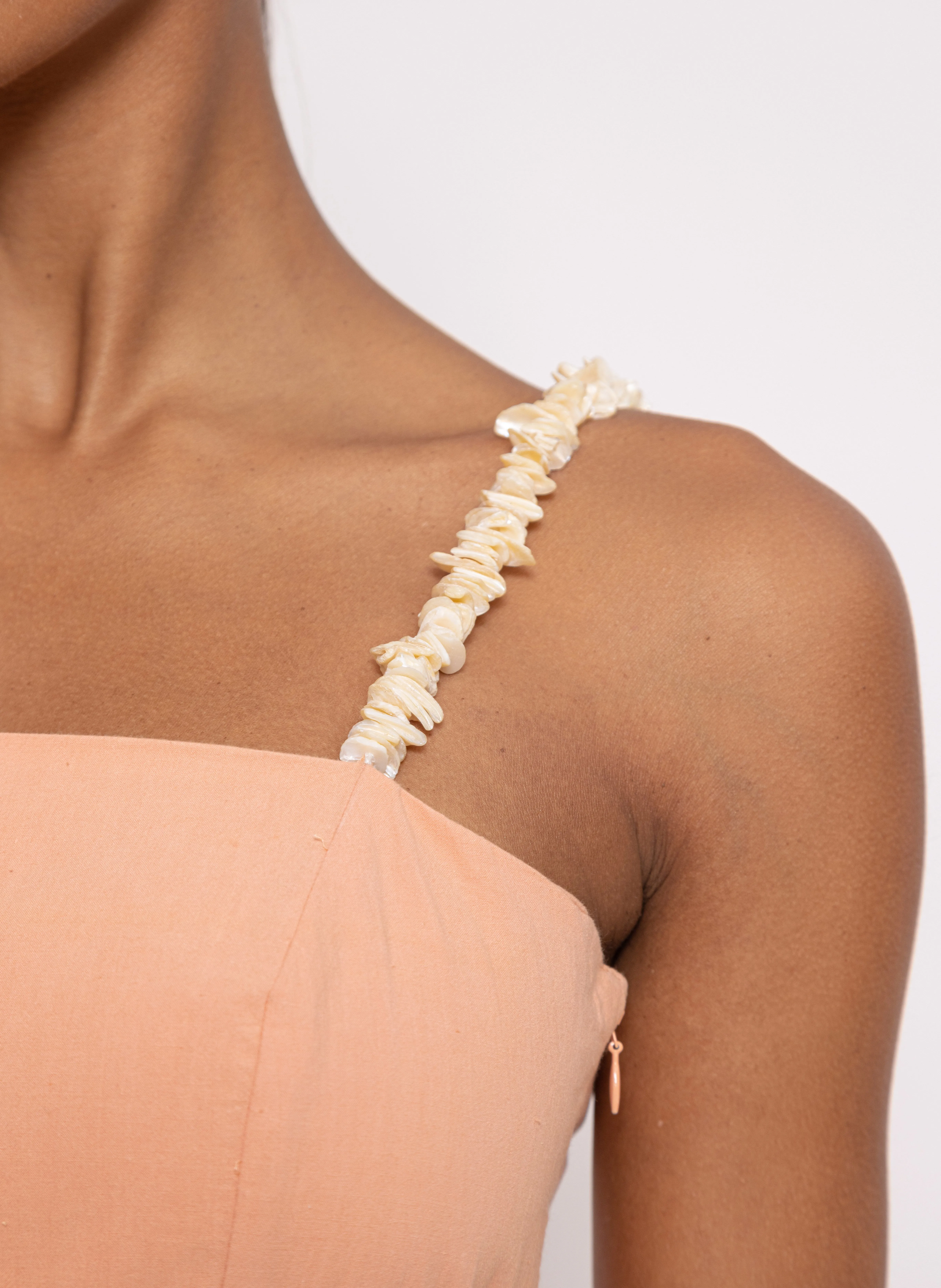 SUNDRESS FRANCINE  VESTIDO LARGO ENTALLADO CON VOLANTES Y CONCHAS EN BEIGE