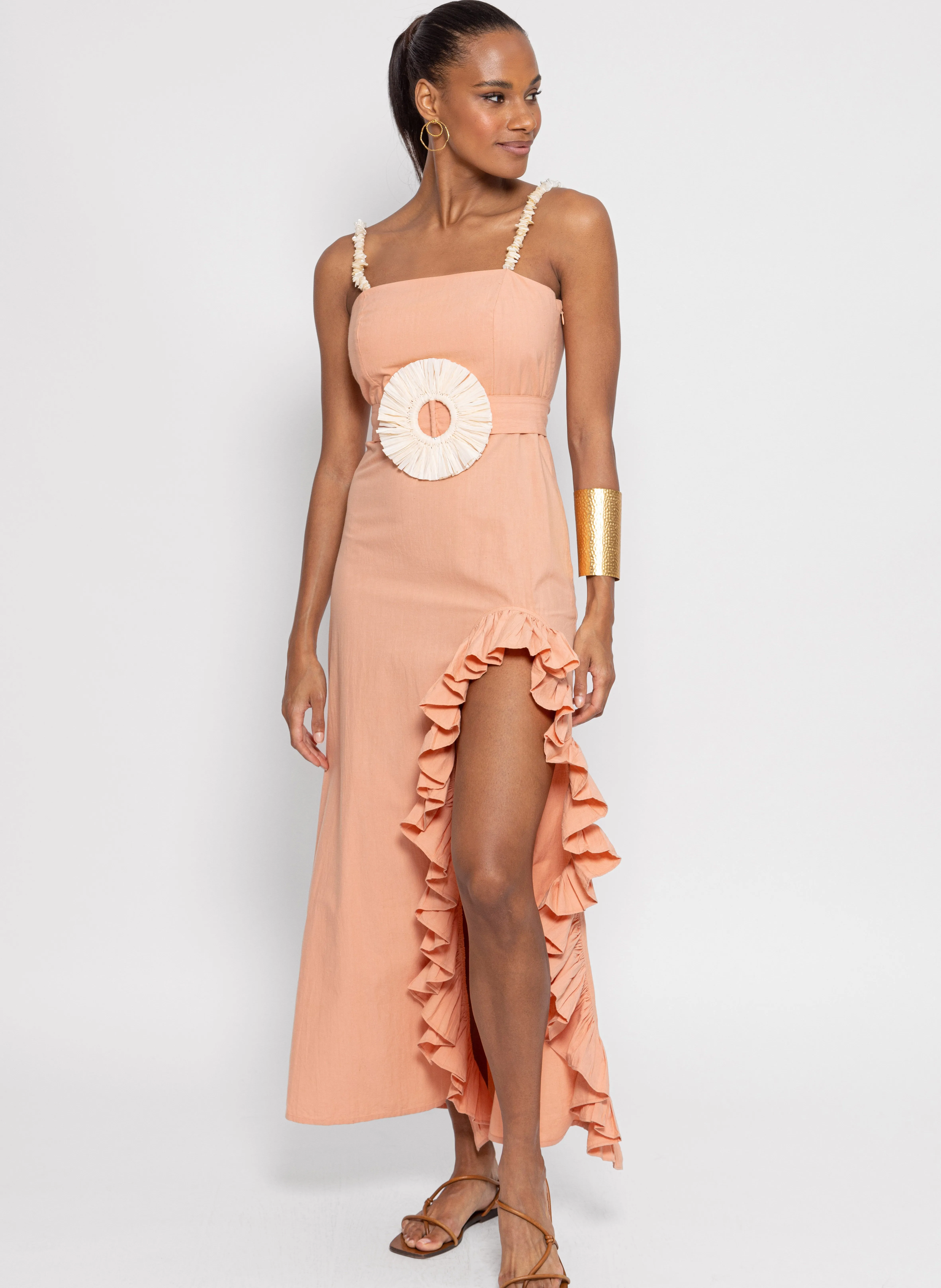 SUNDRESS FRANCINE  VESTIDO LARGO ENTALLADO CON VOLANTES Y CONCHAS EN BEIGE