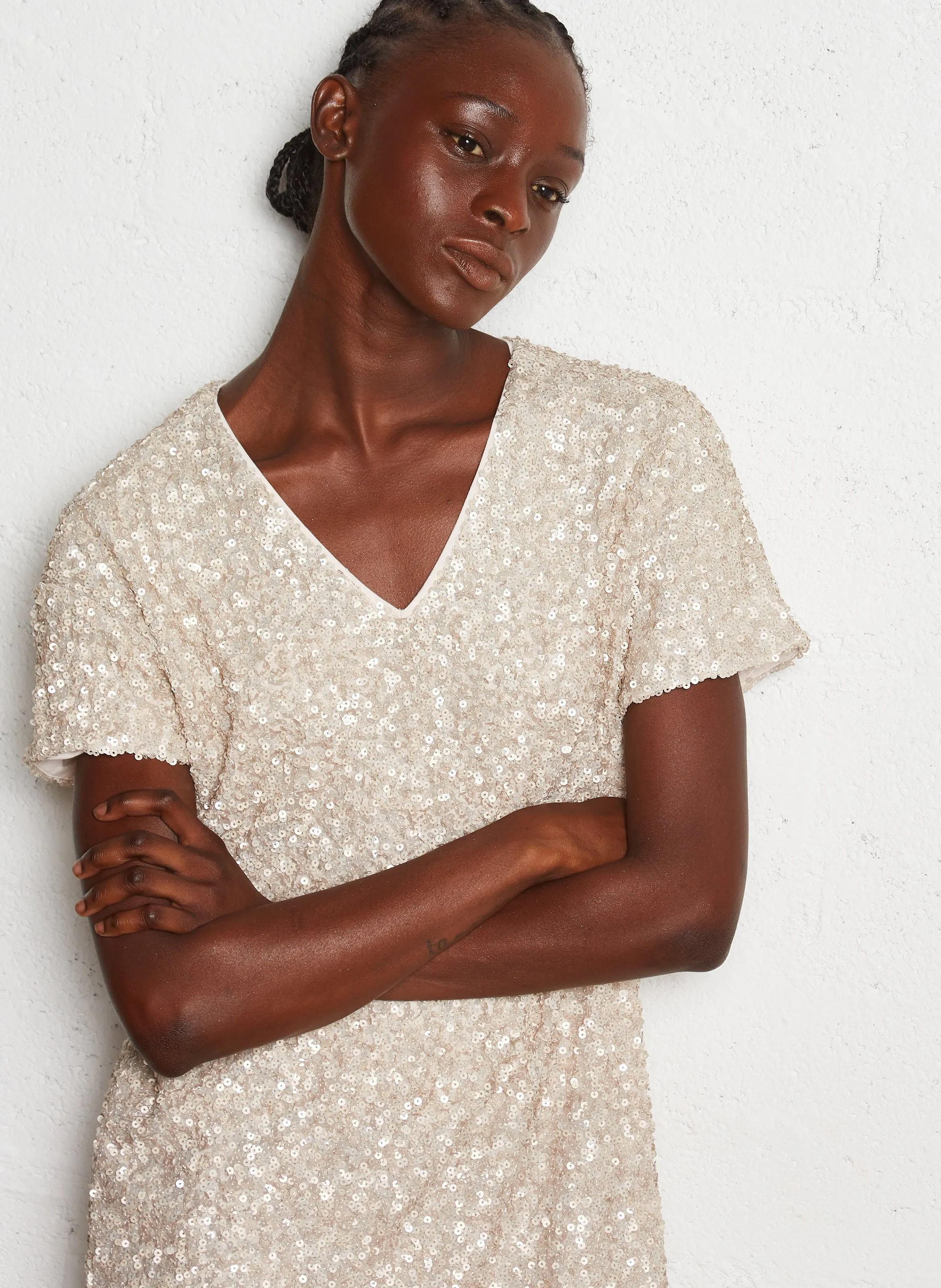 Vestido corto con cuello de pico y lentejuelas en dorado